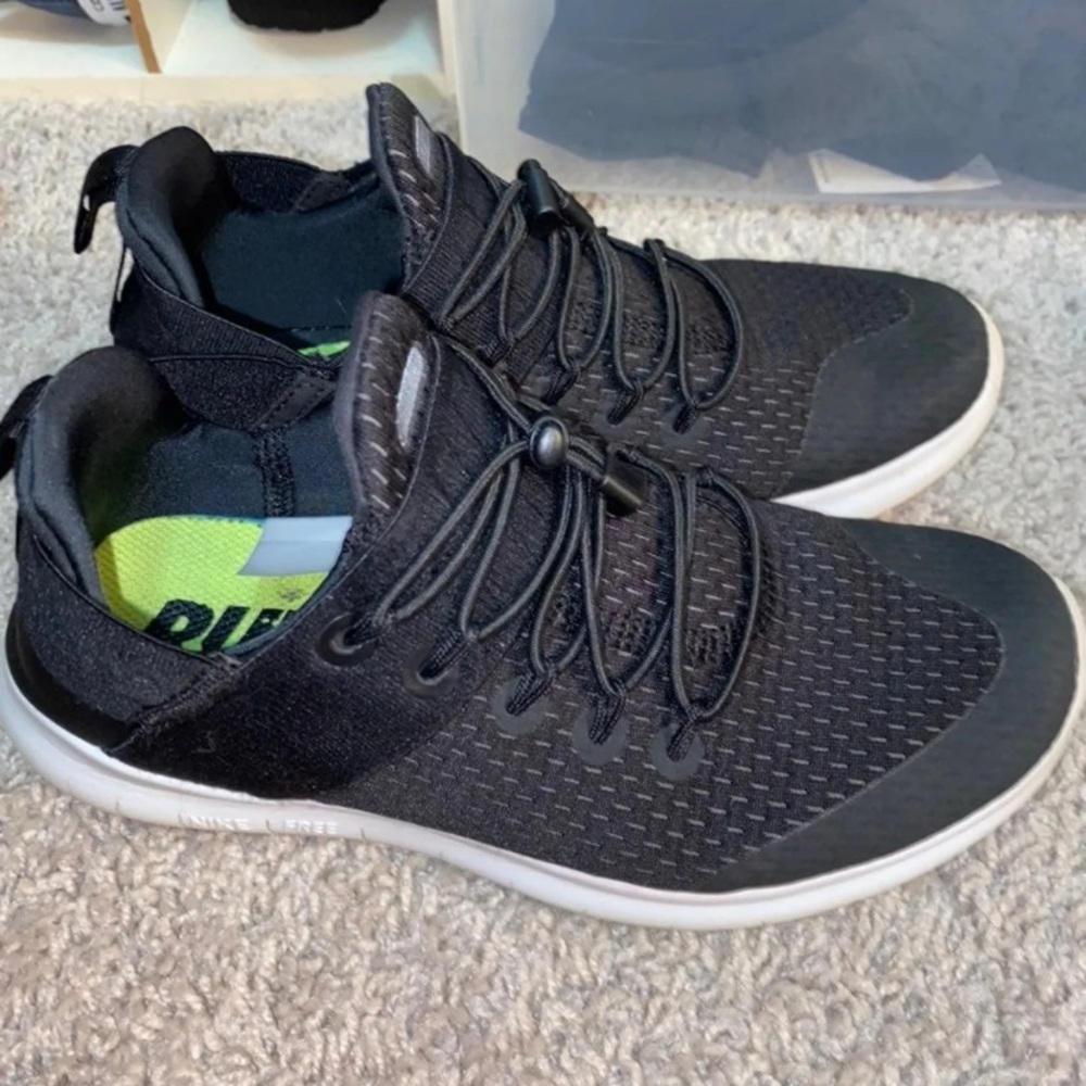 Black Nike tennis shoes slip on